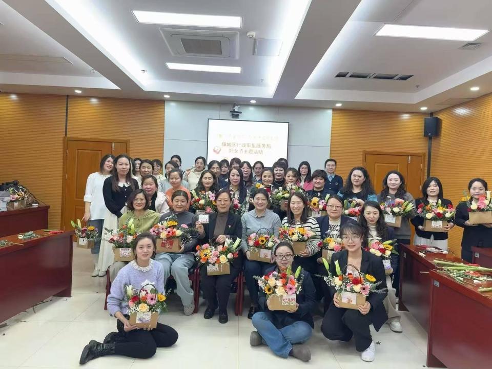 花香滿溢展風采，巾幗筑夢綻芳華——薛城區行政審批服務局舉辦三八婦女節主題插花活動